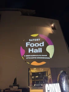 Projekcja reklamowa Batory Food Hall na elewacji Galerii Batory w Gdyni
