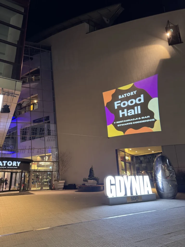 Kolorowa grafika Batory Food Hall wyświetlona na elewacji galerii