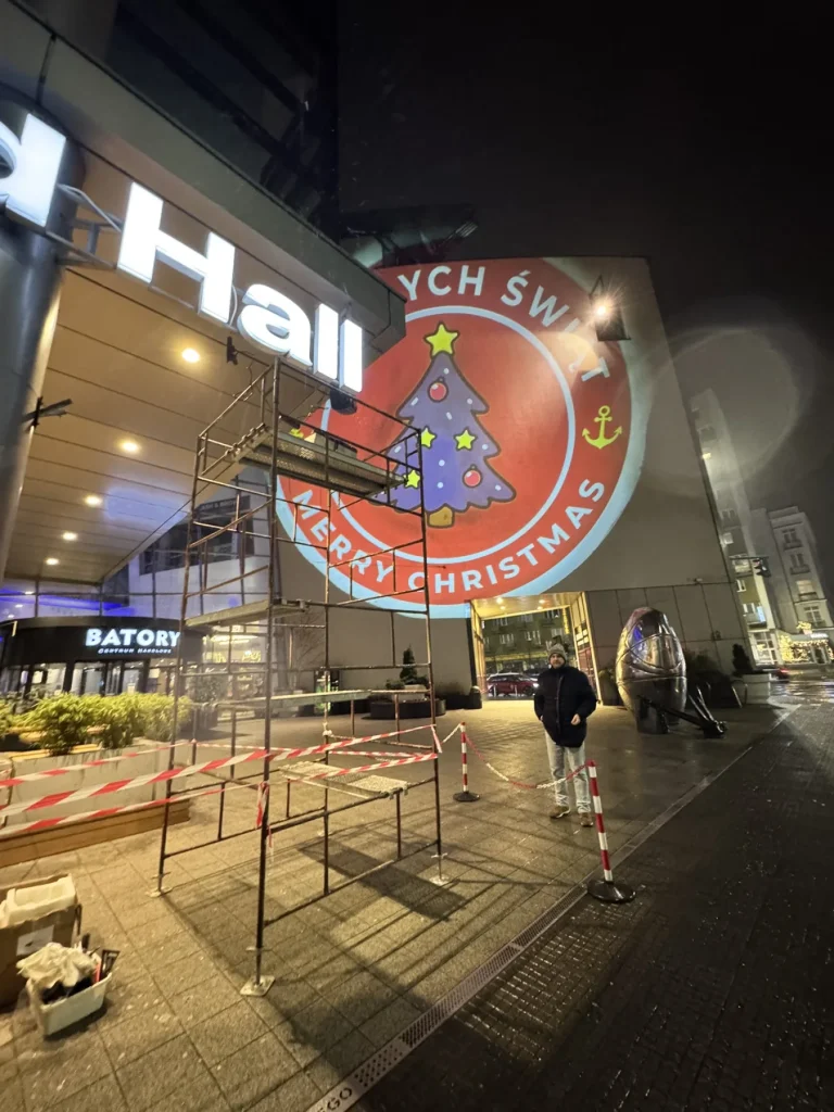Świąteczna grafika GOBO wyświetlona na elewacji Galerii Batory w Gdyni