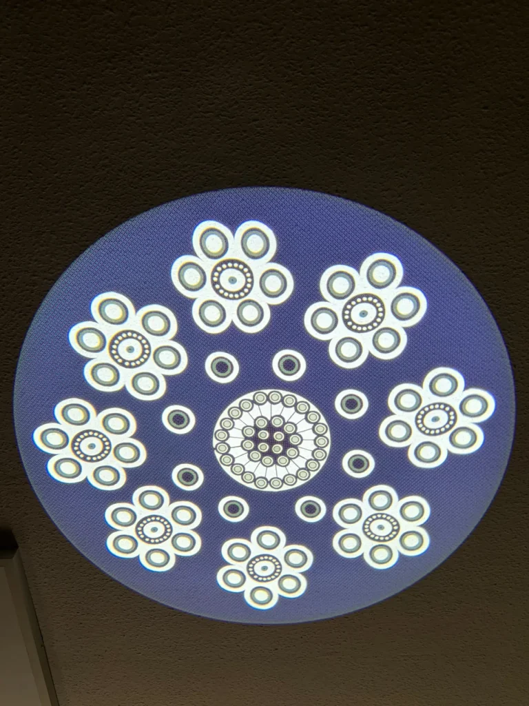 Kobaltowy wzór inspirowany bolesławiecką ceramiką wyświetlony na elewacji