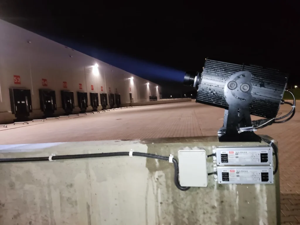 Zbliżenie na projektor GOBO LED 600 W zamontowany przy hali magazynowej