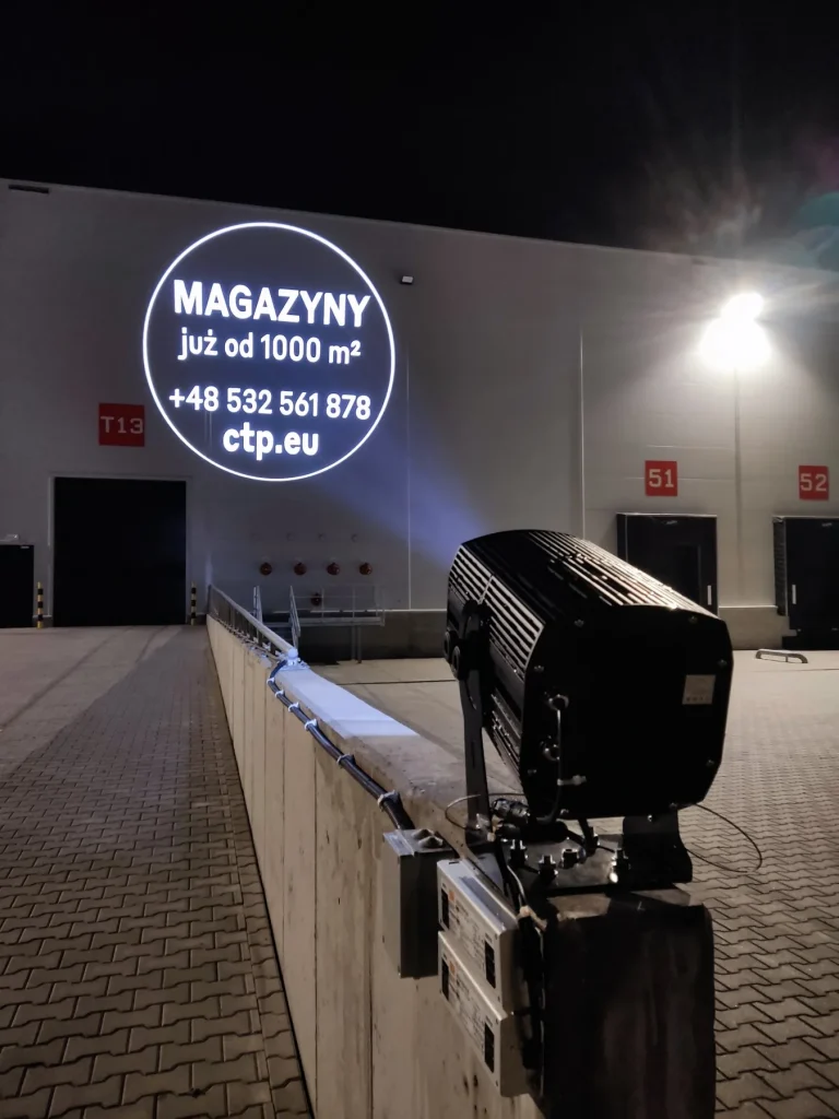 Projektor GOBO i wyświetlana przez niego reklama na elewacji hali CTP
