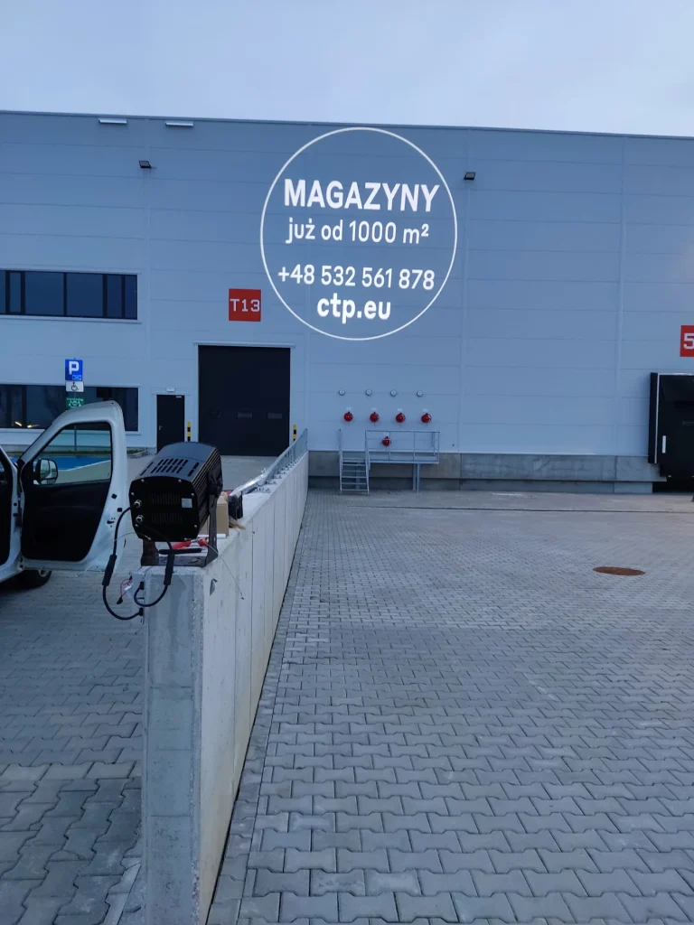 Projektor GOBO zamontowany na maszcie przy obiekcie magazynowym CTP
