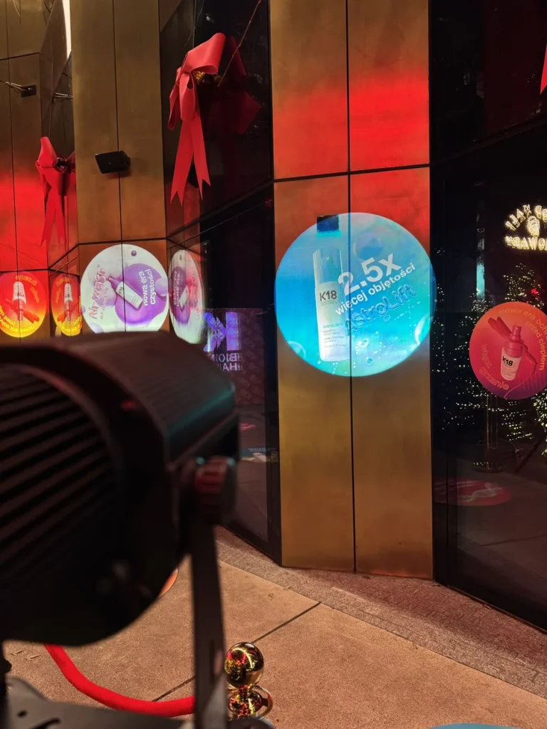 Okrągła grafika GOBO wyświetlona na ścianie w strefie eventowej