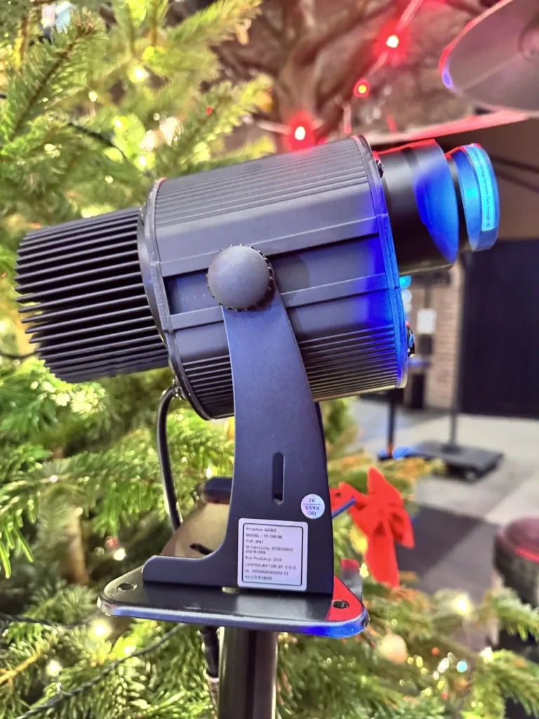 Projektor GOBO LED 100 W model YF-M100 ustawiony na statywie