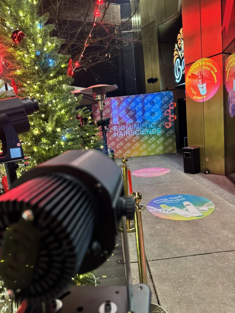 Projektor GOBO LED 100 W na statywie i wyświetlana przez niego grafika