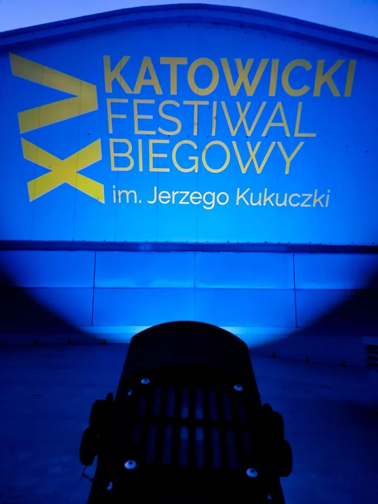 Grafika XI Katowickiego Festiwalu Biegowego im. Jerzego Kukuczki wyświetlona projektorem GOBO
