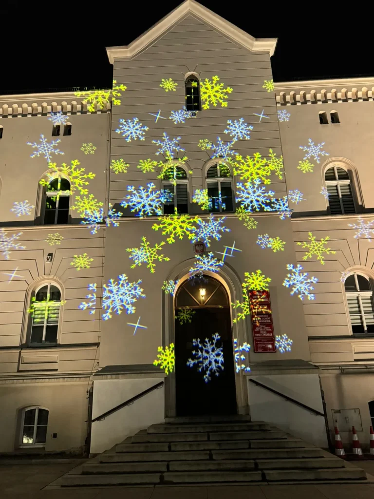 Świąteczne śnieżynki wyświetlone projektorem GOBO na ratuszu w Kątach Wrocławskich