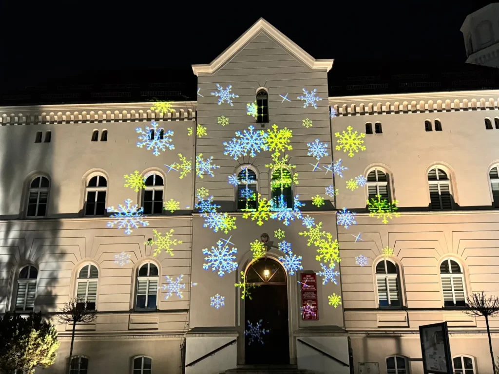 Zimowa projekcja GOBO na budynku przy Rynku w Kątach Wrocławskich