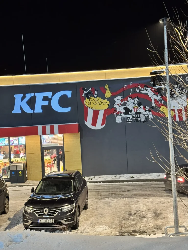 Projekcja GOBO na elewacji restauracji KFC w zimowej scenerii