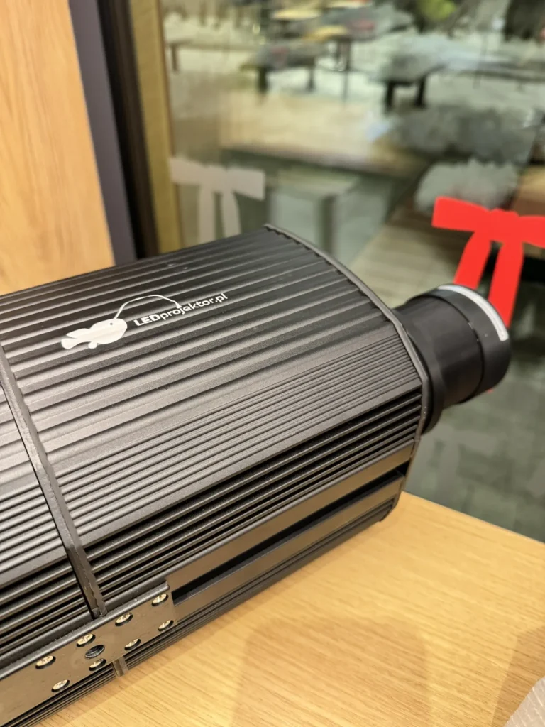 Zbliżenie na projektor GOBO LED 300 W model YF-F300 przed montażem