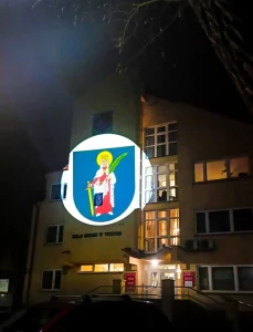 Grafika herbowa wyswietlona projektorem GOBO na elewacji budynku uzytecznosci publicznej