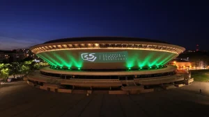 Logo 35-lecia powołania Straży Granicznej wyświetlone projektorem GOBO na elewacji Spodka w Katowicach