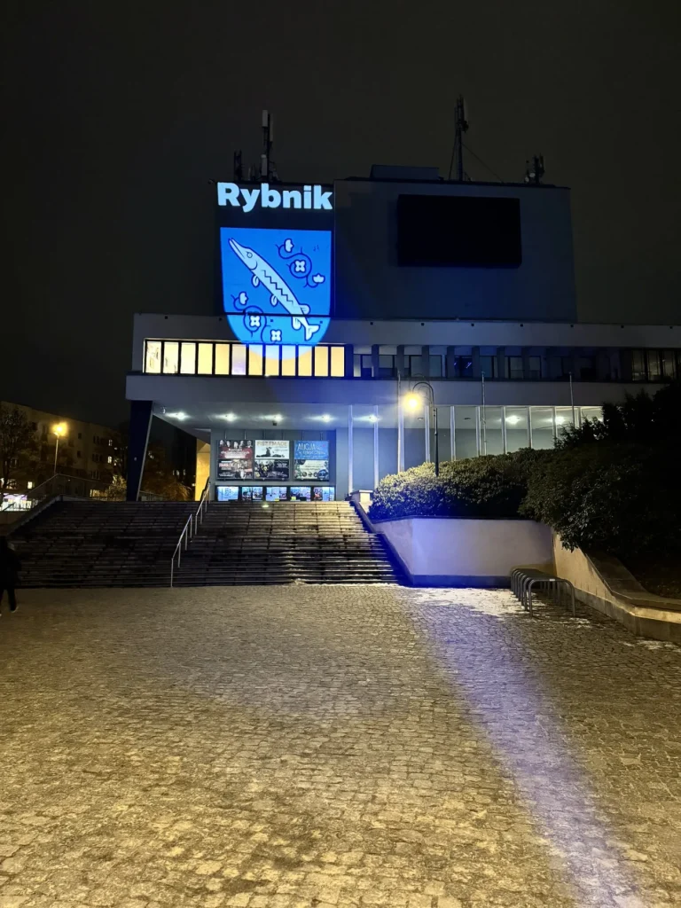 Budynek miejski w Rybniku podczas wieczornej projekcji świetlnej GOBO