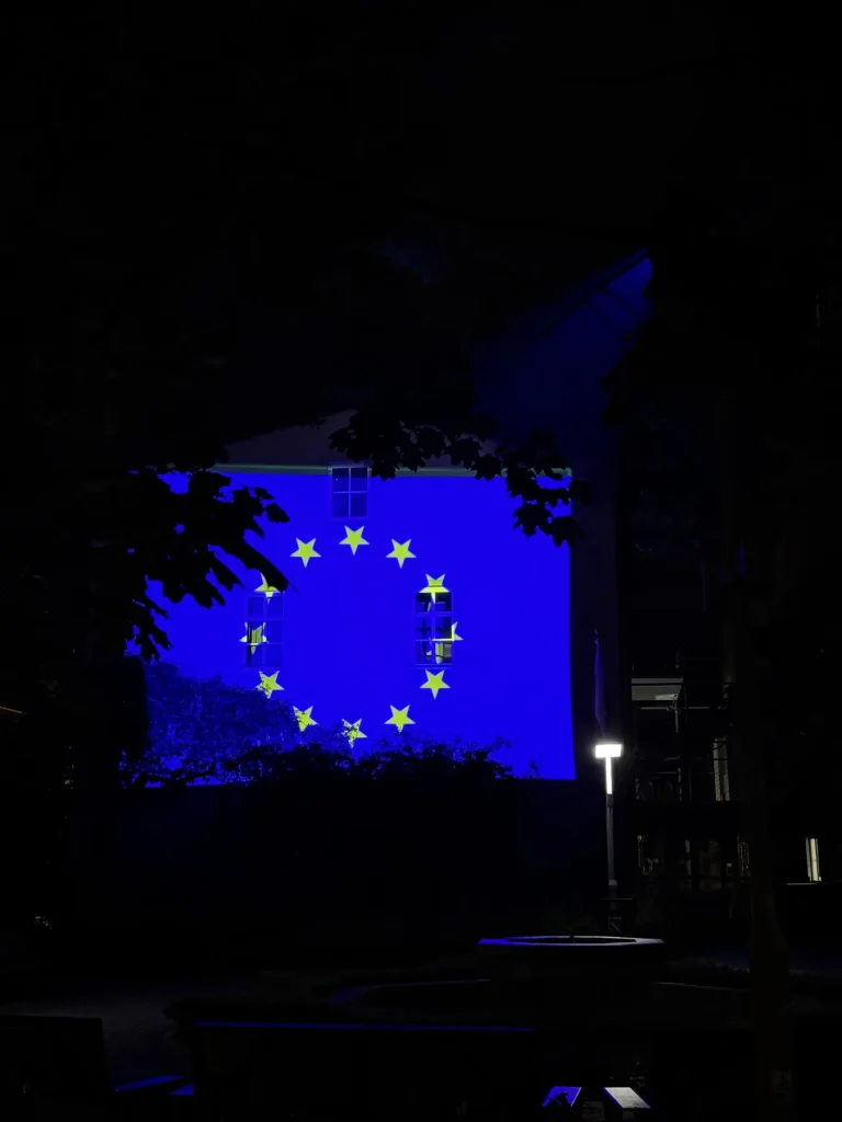 Flaga Unii Europejskiej wyświetlona projektorem GOBO na elewacji budynku w Rybniku