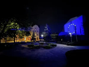 Niebieska iluminacja elewacji budynku w Rybniku wykonana projektorem GOBO LED po zmroku