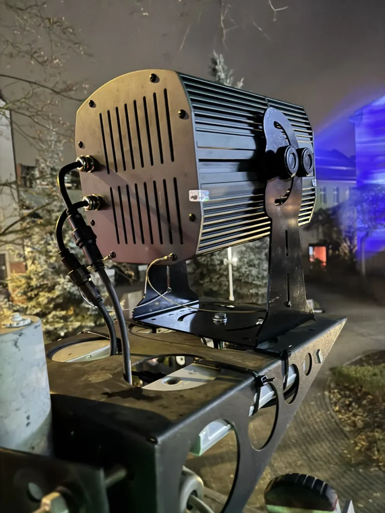 Zbliżenie na projektor GOBO LED zamontowany na dedykowanym uchwycie