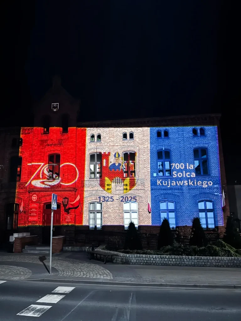 Grafika rocznicowa 700 lat Solca Kujawskiego 1325-2025 wyświetlona na elewacji
