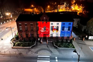 Projekcja 700-lecia Solca Kujawskiego na elewacji budynku, ujęcie z góry