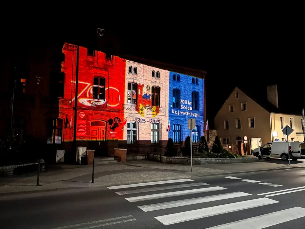 Wielkoformatowa projekcja GOBO na budynku w Solcu Kujawskim po zmroku